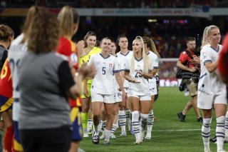 Les Suissesses ont quitté le Wankdorf sous les applaudissements du public et des joueuses espagnoles. KEYSTONE/PETER KLAUNZER